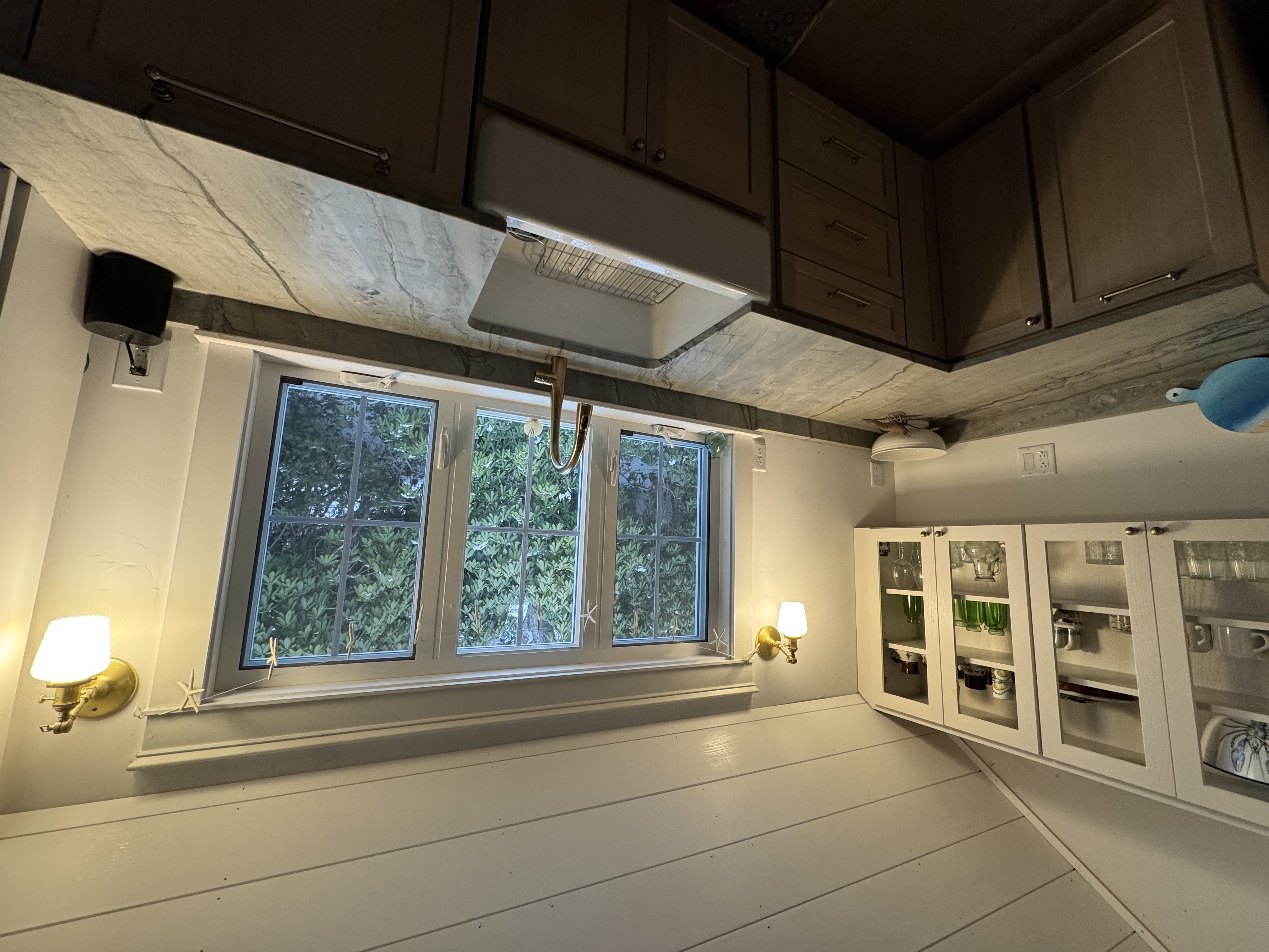 Kitchen with quartzite countertops and farmhouse sink